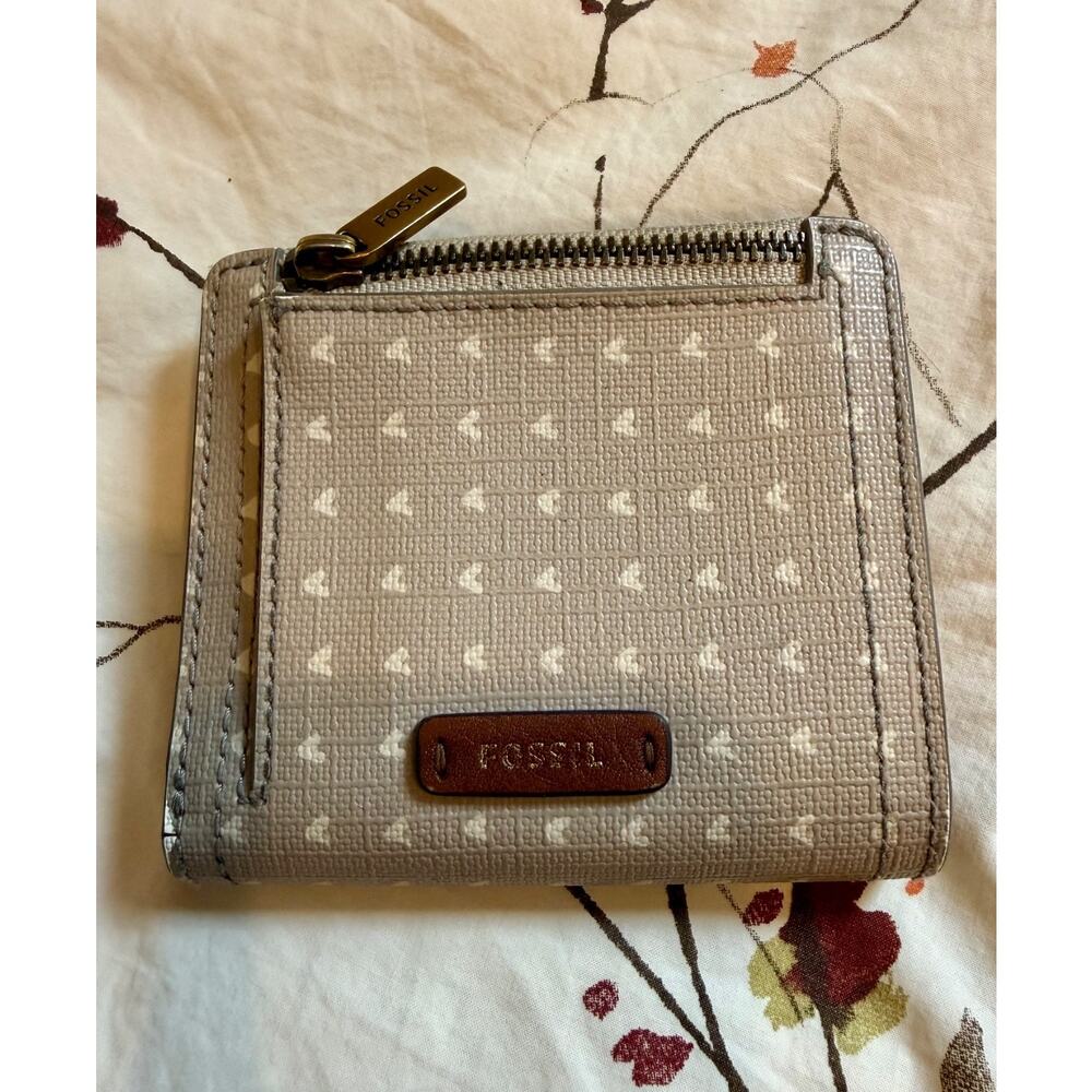 Fossil Women's Cream and Gray Hearts Logan PULeather RFID-Blocking Bifold Wallet